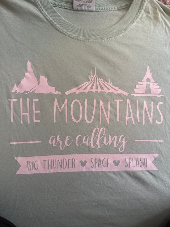 Tops - “The mountains are calling” - theme park y shirt